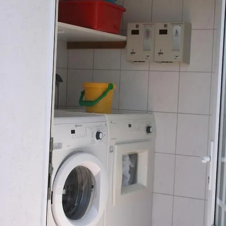 1 شقة *